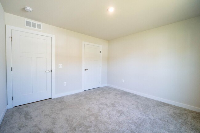 Building Photo - Wonderful Rental in Village Oaks Community