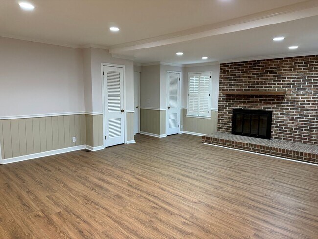 Building Photo - In City Limits!!!