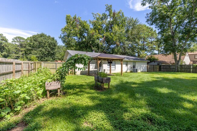 Building Photo - 3 Bedroom, 2 bathroom in Fairhope Availabl...