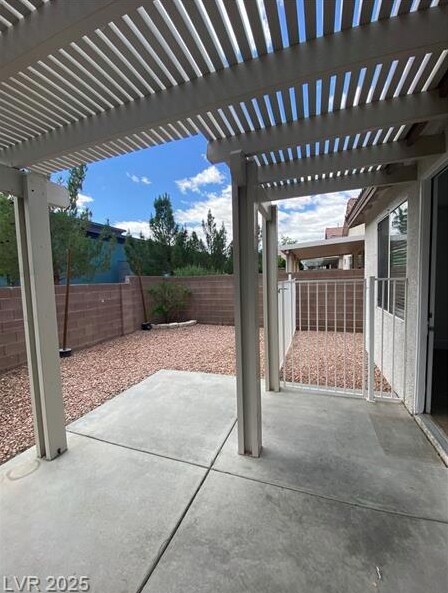 Building Photo - Single story home in gated community!