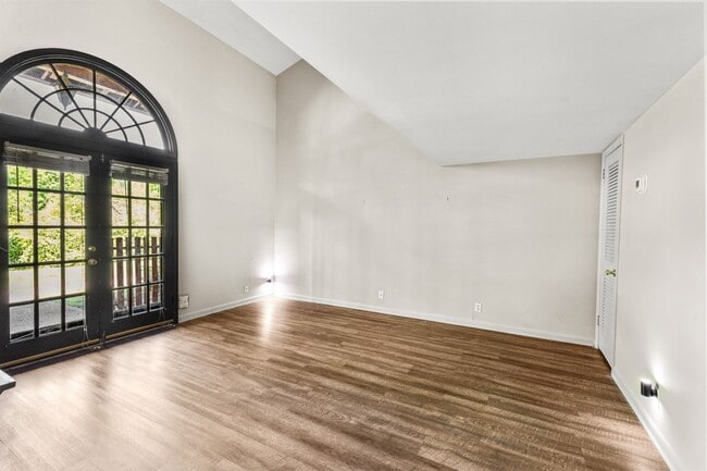 Building Photo - Discover the most affordable home in Belle Forest, located in Nashville's highly coveted 37221 zi...