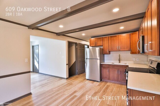 Building Photo - 609 Oakwood St