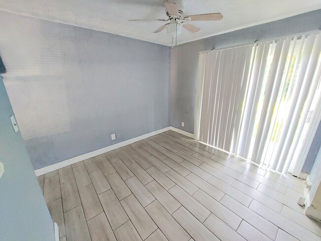 Building Photo - Gorgeous end unit townhome for rent in cen...