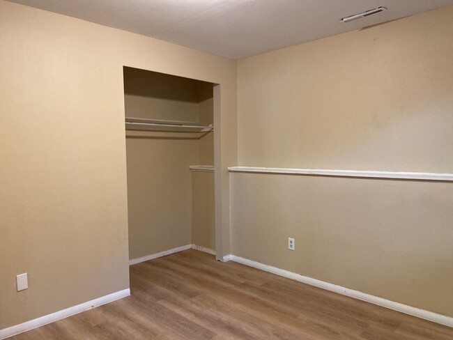 Building Photo - STUDENTS WELCOME! 5 Bedroom 3 Bathroom Bi-...