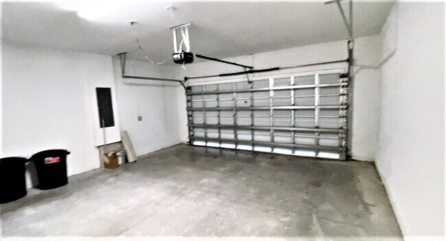 Building Photo - 2951 NE Breezeway Cir