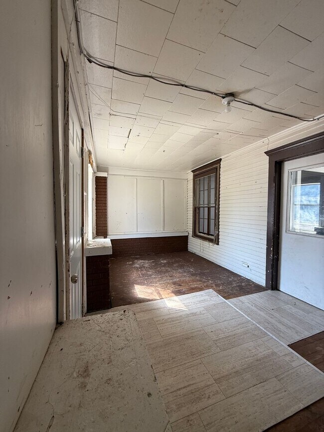 Building Photo - Large 4 bedroom Home