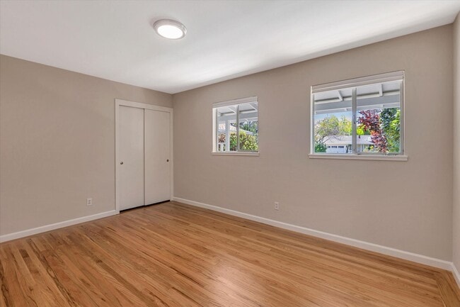 Building Photo - Beautifully Remodeled 4 Bedroom (+ bonus room and closet) 2 Bathroom Mountain View Home!