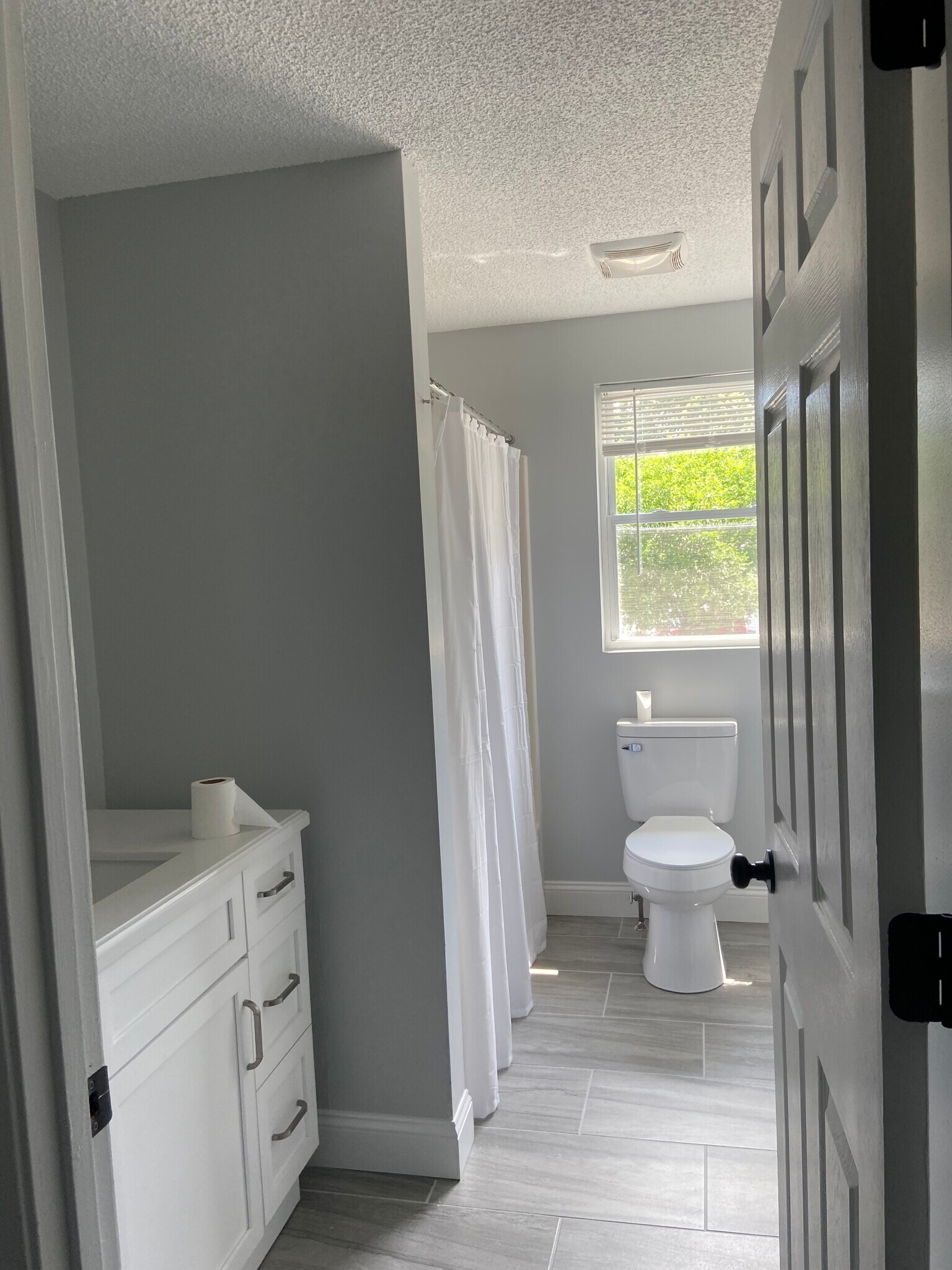 Full bathroom - 33 Cecile St