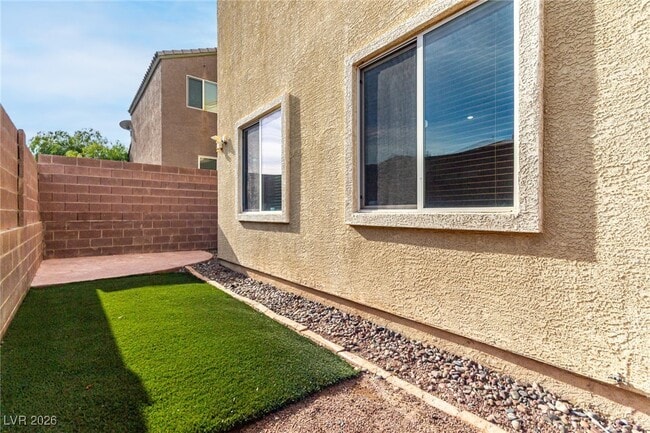 Building Photo - 9207 Onesto Ave