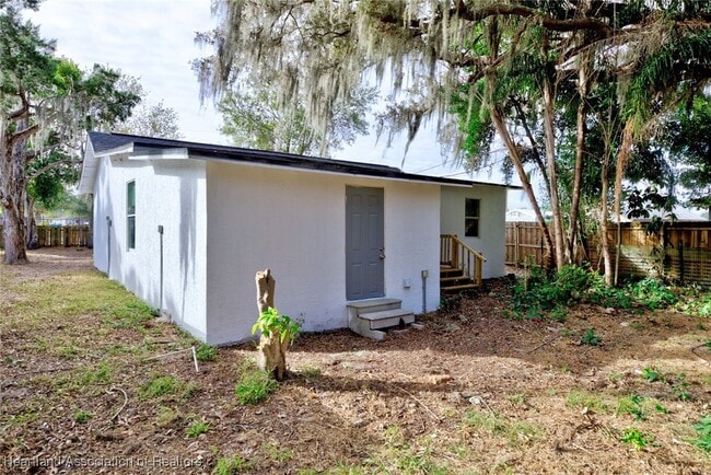 Building Photo - 915 S Waldron Ave