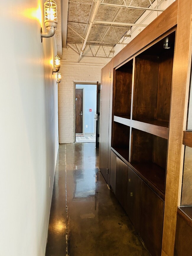 Building Photo - Downtown Living: 1 Bdrm/1 Bath Condo in Fulton Motor Lofts with reserved parking! Available Now!