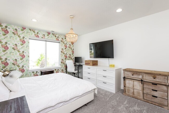 Building Photo - 5 Bedroom/4 Bathroom Lehi