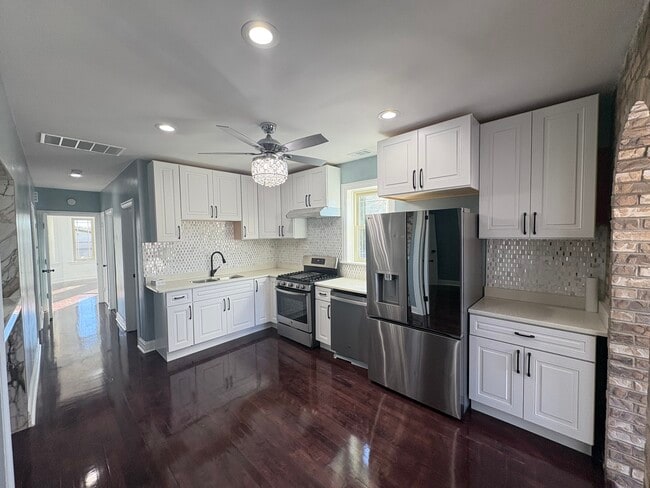 Building Photo - 2026 W McLean Ave