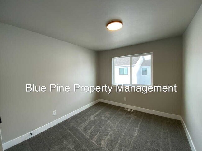 Building Photo - 2890 Sunburst Dr