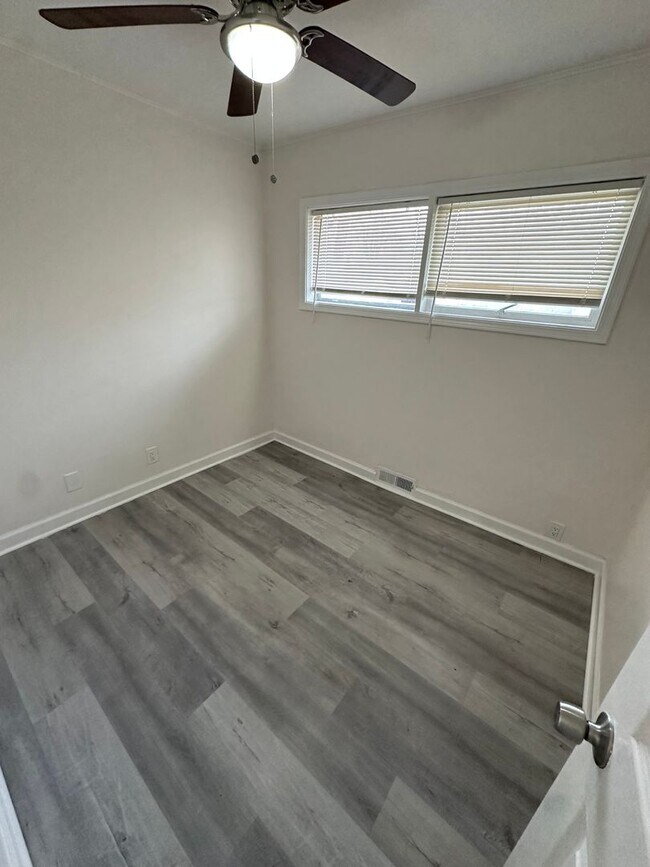 Building Photo - 4 bedroom 1 bath