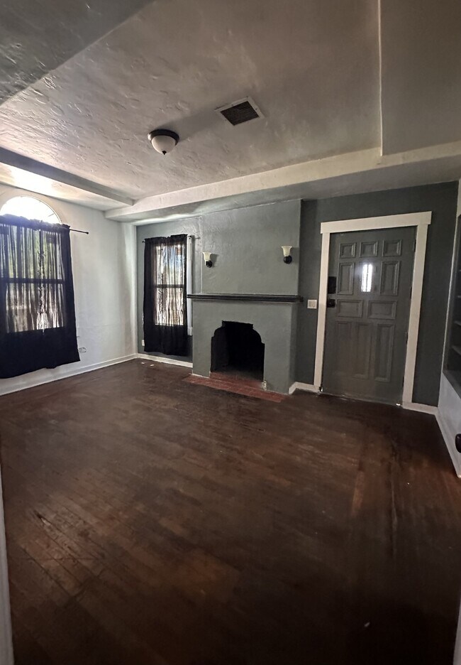 Building Photo - Delightful and Cozy 3bdrm 1bath Home For R...