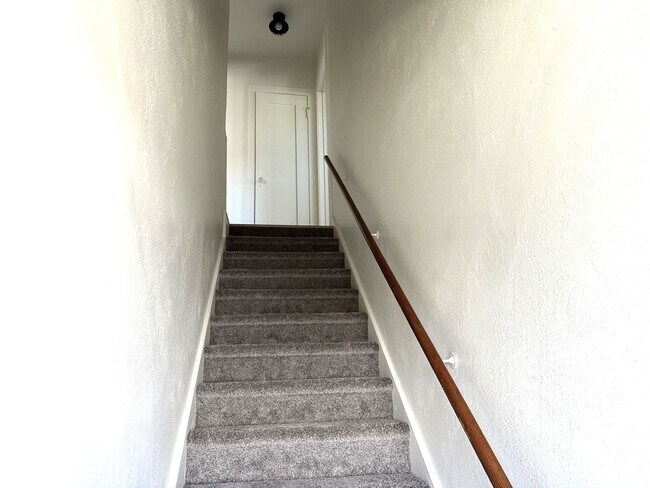 Building Photo - University Heights -Huge 1 Bedroom with Bonus Room/Bedroom and AC in Charming Vintage Building