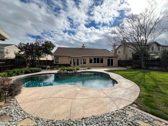 Building Photo - 4 bedrooms, an office and single-story home with a pool!!