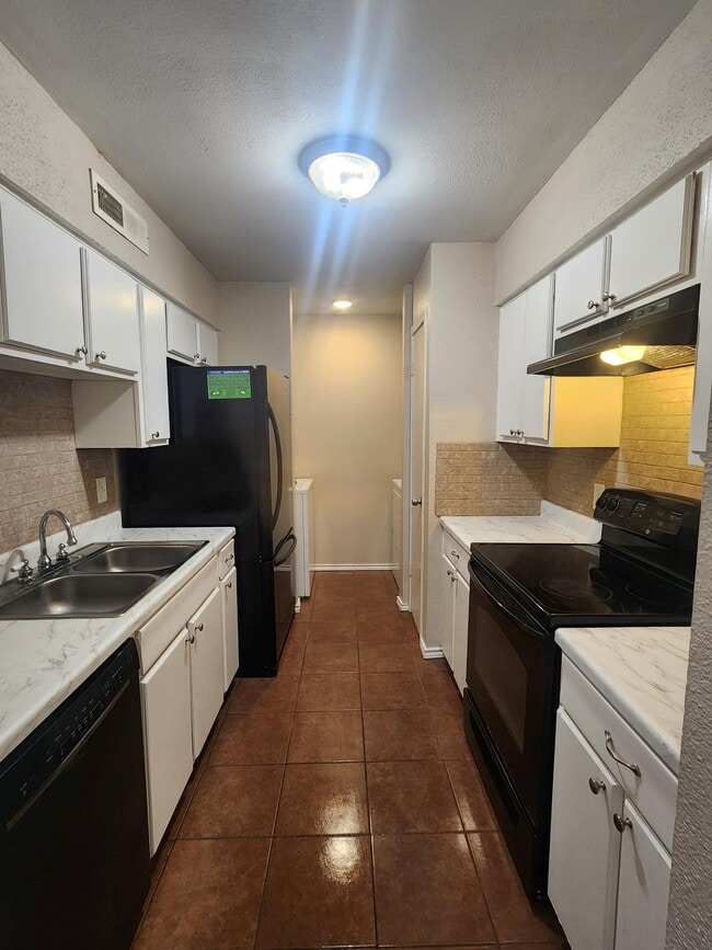 Building Photo - 5665 Birchmont Dr