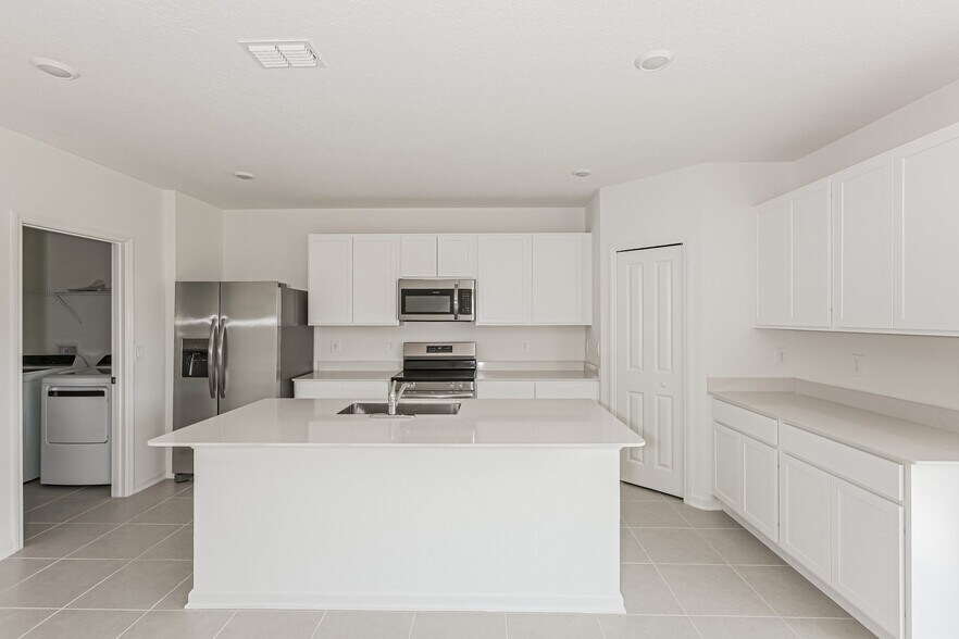 Building Photo - 3483 Howell Dr