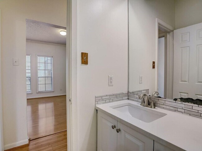 Building Photo - 711 W 21st St