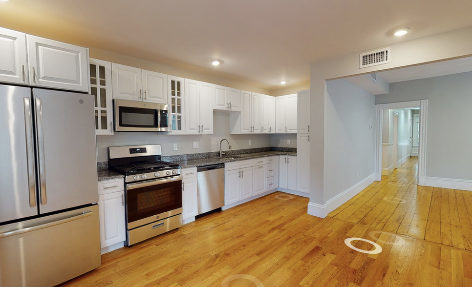Primary Photo - 17 Beacon St