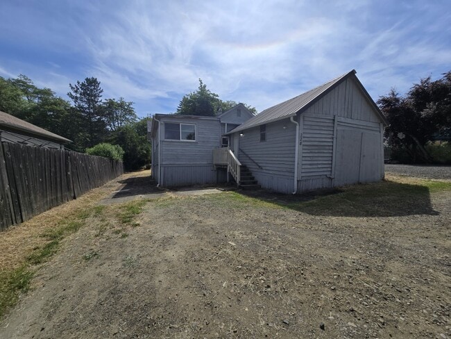 Building Photo - 228 SE Pitzer St