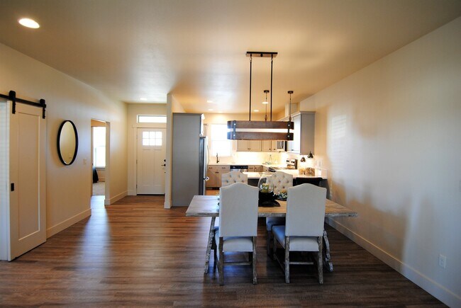 Building Photo - 1712/1714 Danny Boy Ln. Duplex