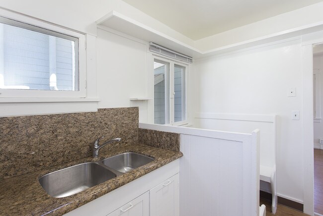 Building Photo - Beautiful Vintage Cottage in La Jolla w/ D...