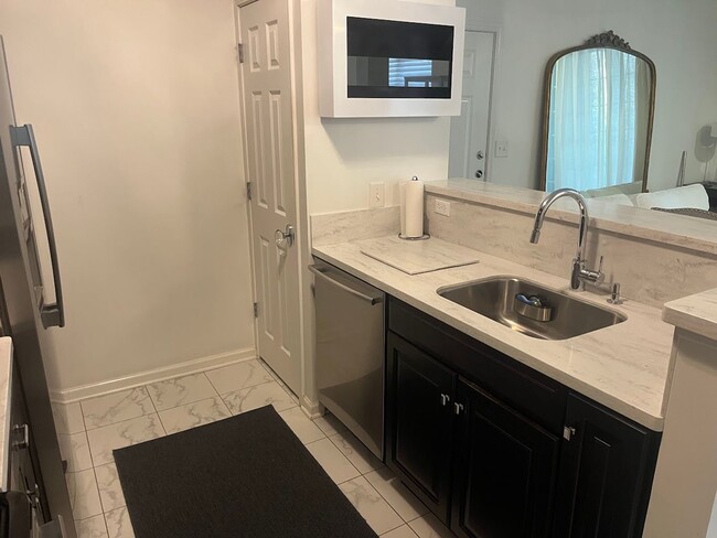Building Photo - Available now. Beautiful, FULLY-FURNISHED 1 BR/1 BA Condo in Mt Pleasant!