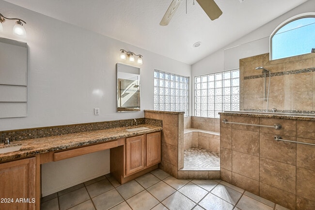 Building Photo - 4633 E Robin Ln