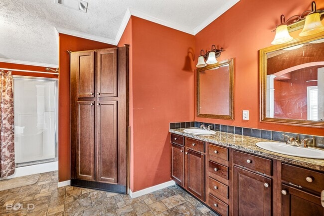 Building Photo - Beautiful 4 Bed 2 Bath!