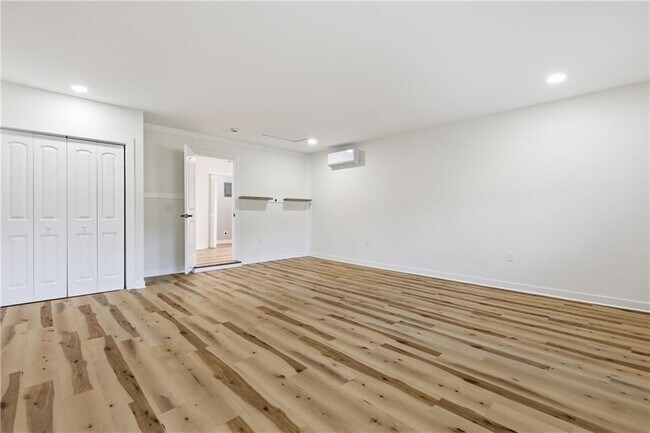 Building Photo - 19 Robin Hood Dr