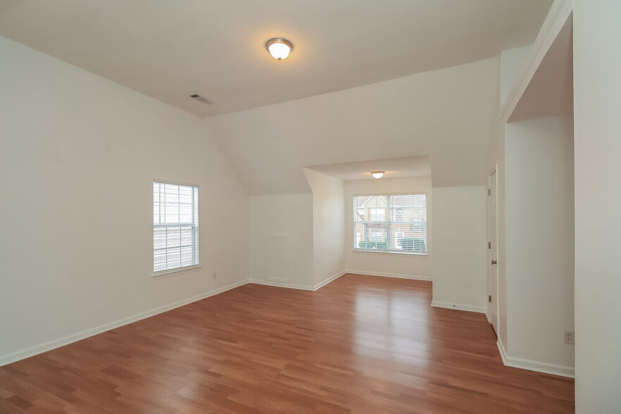 Building Photo - 3442 Creekview Dr