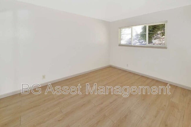 Building Photo - 8049 Greenridge Dr