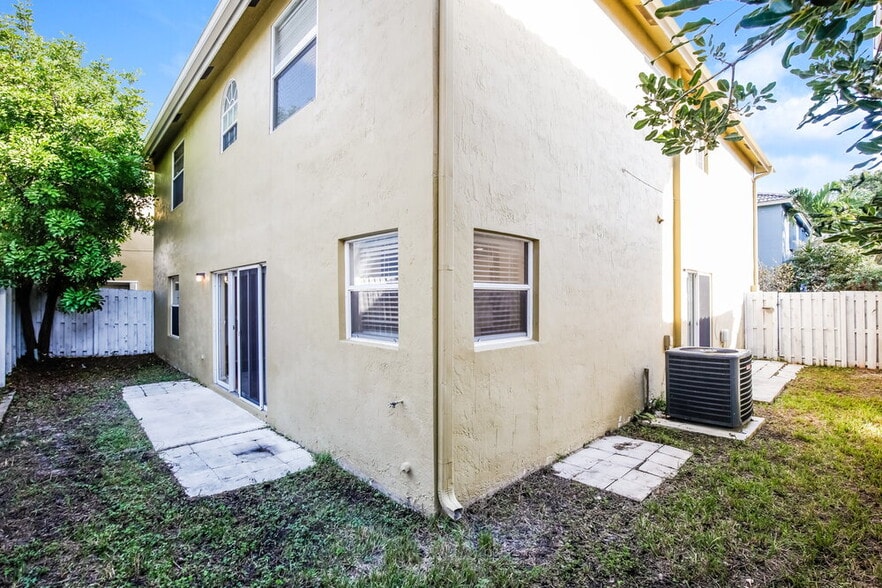 Building Photo - 5477 NW 44th Way