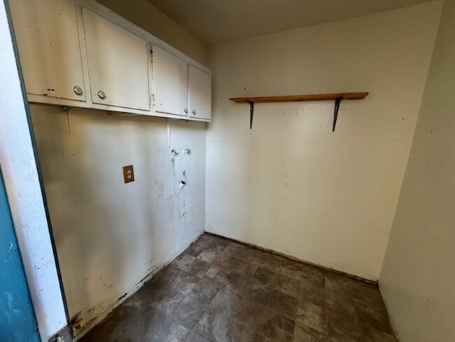 Building Photo - Fully Remodeled 3 Bedroom Townhome Availab...