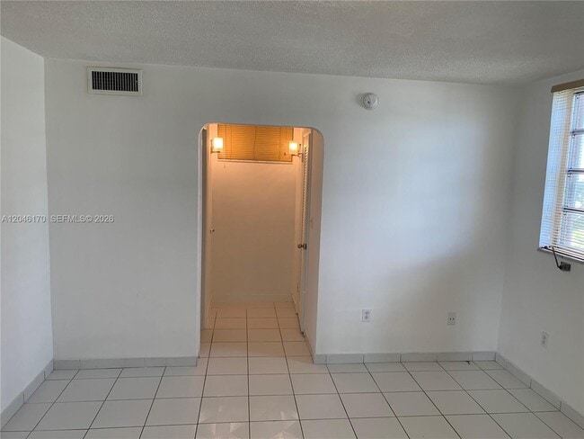 Building Photo - 2861 Leonard Dr