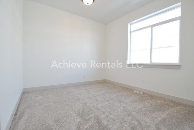 Building Photo - 650 S 450 E