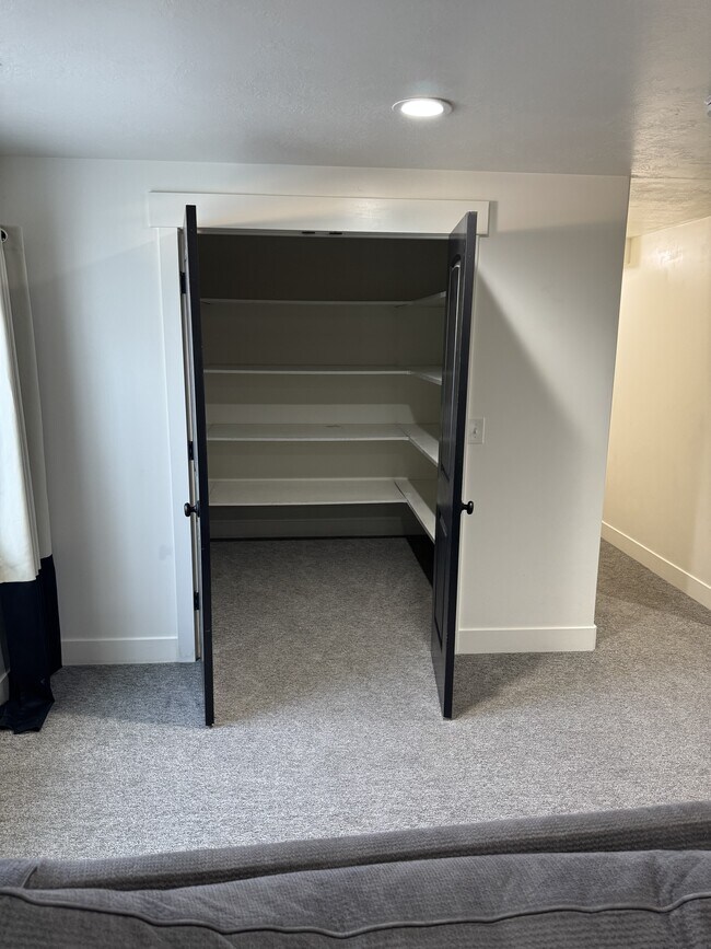 Building Photo - 890 W 110 S