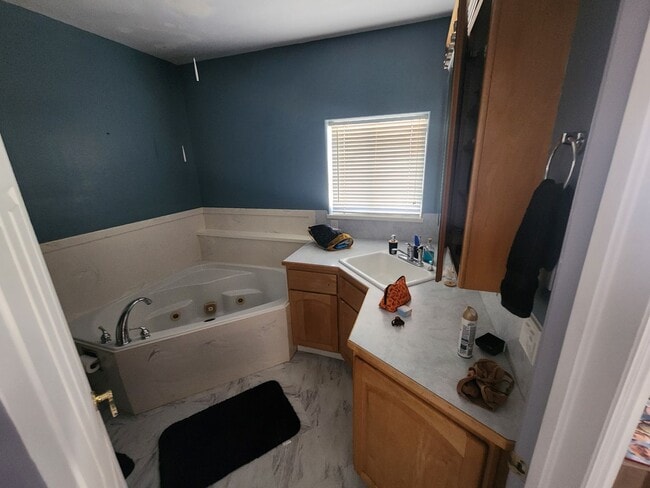 Building Photo - *utilities included* 3 bed 2 bath house in...