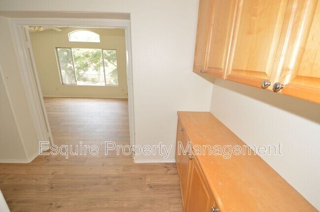 Building Photo - 658 Avenida Valencia