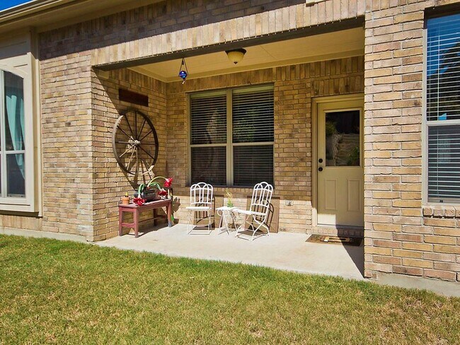 Building Photo - 271 Longmont Ln