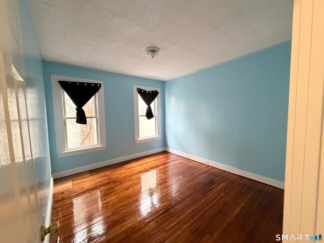 Building Photo - 1553 E Main St