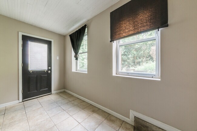 Building Photo - 986 E Warrington Ave