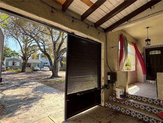 Building Photo - 521 NW 48th St