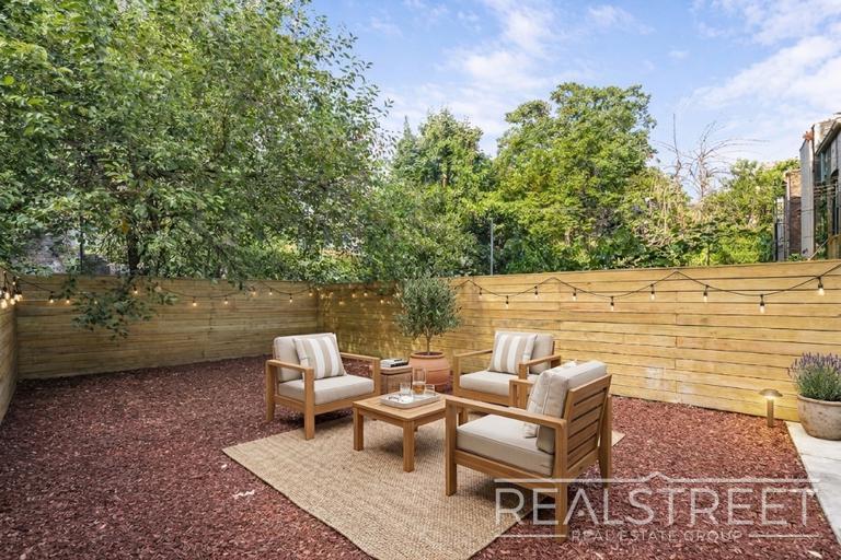 Building Photo - Magnificent 4 Bed 3.5 Bath Brownstone Duplex in Crown Heights