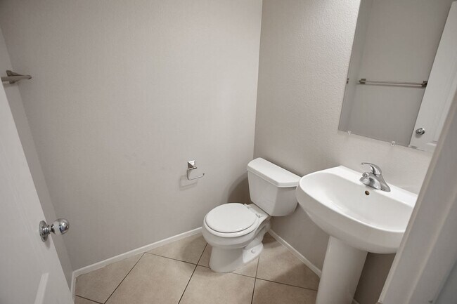 Building Photo - 4 Bedroom, 3 Den West Side Home