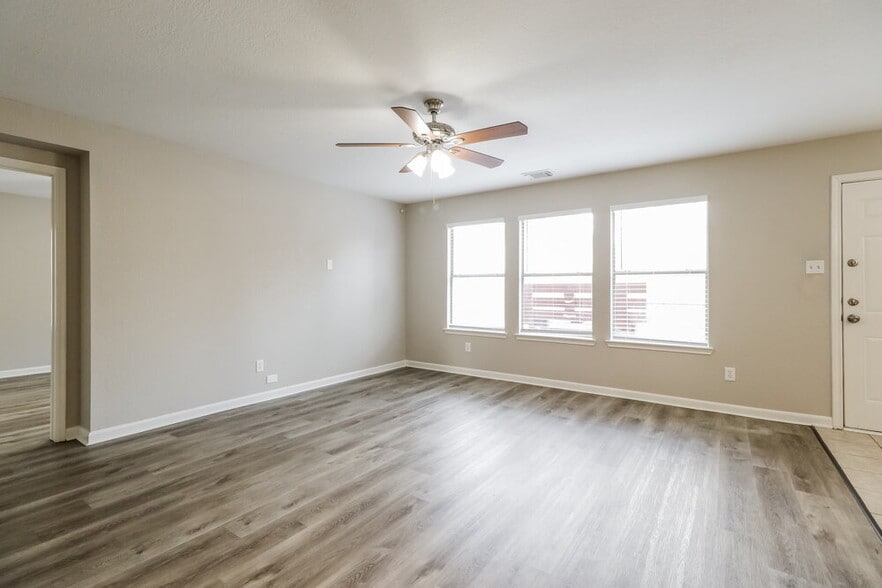 Building Photo - 15406 Hensen Creek Dr