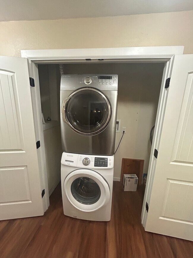 Building Photo - 3 Bed, 2 bath Rambler Home w/utilities included in Skyway, $3,135/mo.